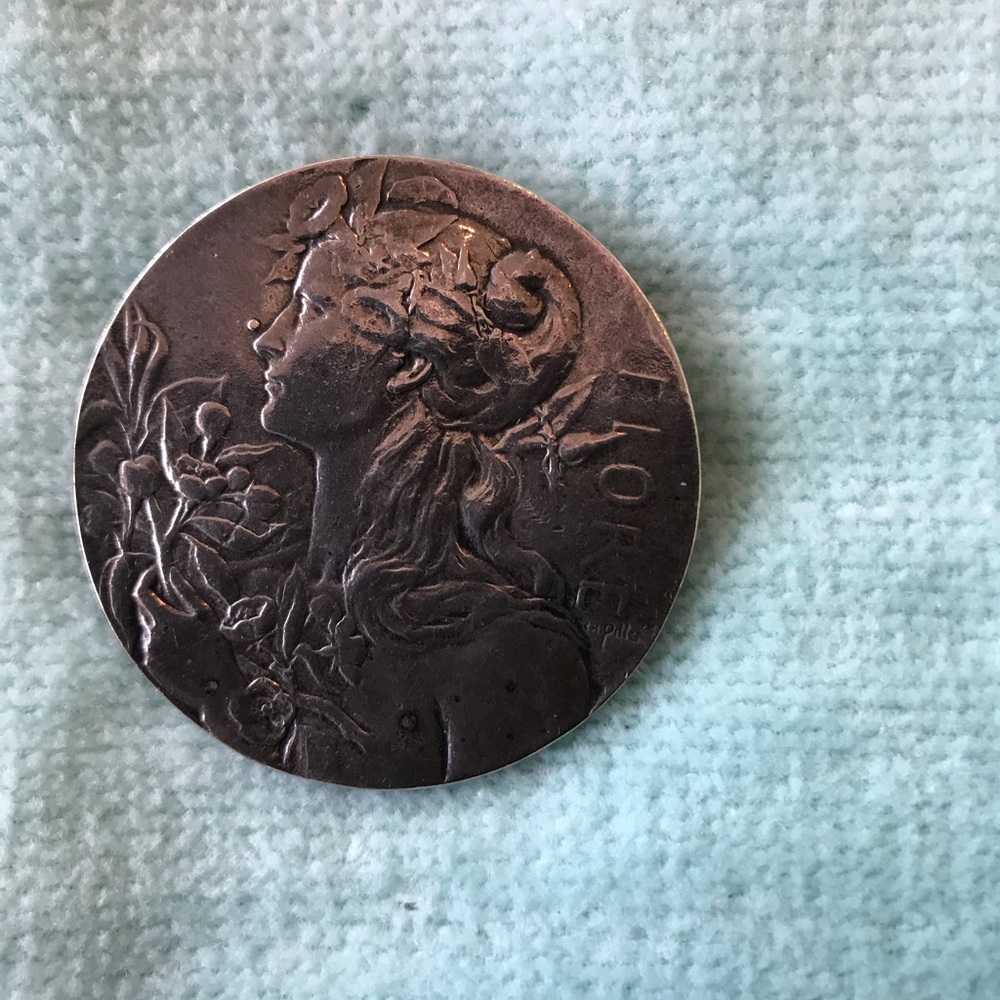 Vintage cameo flore lady pin ❤️🥰 - Picture 2 of 5